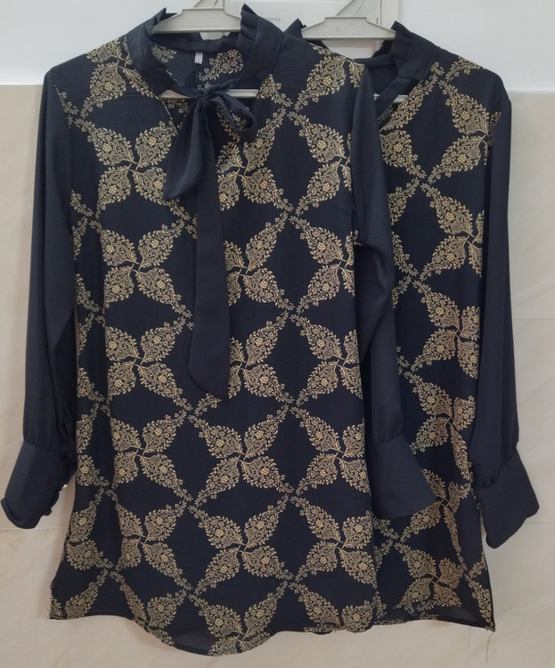 شومیز زنانه طرح دار مشکی طلایی محرمی