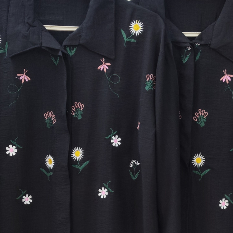 مانتو زنانه طرح بابونه رنگ مشکی