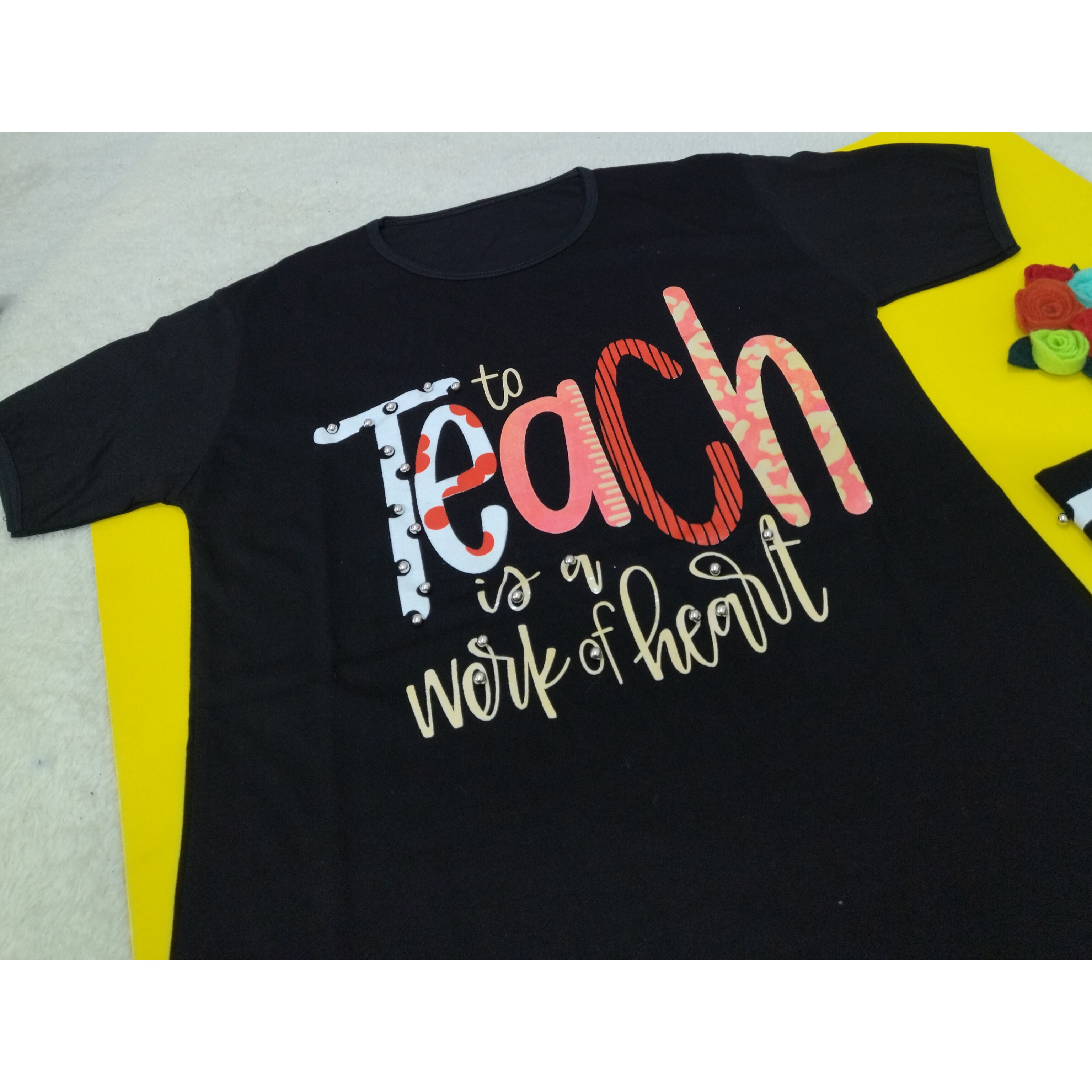 تیشرت دخترانه یقه گرد نخ پنبه رنگ مشکی طرح teach