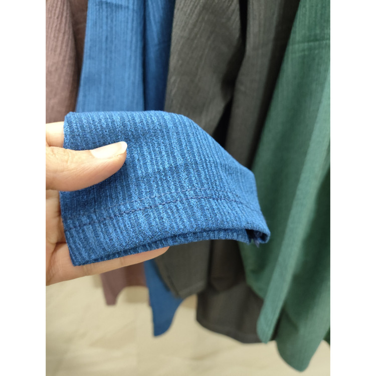 بلوز زنانه آستین بلند یقه گرد جنس کریشه طرح نگینی آبی